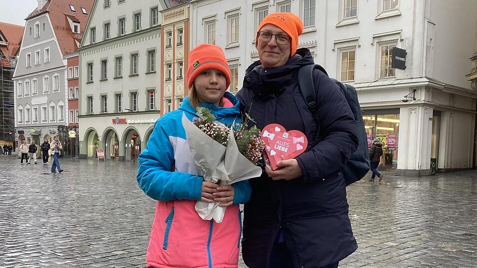 In einem Gesch&auml;ft am Stadtplatz erlitt Beatrix (links) einen epileptischen Anfall. Jetzt haben sich die Zehnj&auml;hrige und ihre Mutter Katharina Zankl (rechts) bei einem emotionalen Wiedersehen mit Blumen und Konfekt bei den beiden Ersthelferinnen bedankt.