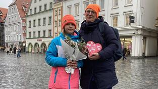 In einem Gesch&auml;ft am Stadtplatz erlitt Beatrix (links) einen epileptischen Anfall. Jetzt haben sich die Zehnj&auml;hrige und ihre Mutter Katharina Zankl (rechts) bei einem emotionalen Wiedersehen mit Blumen und Konfekt bei den beiden Ersthelferinnen bedankt.