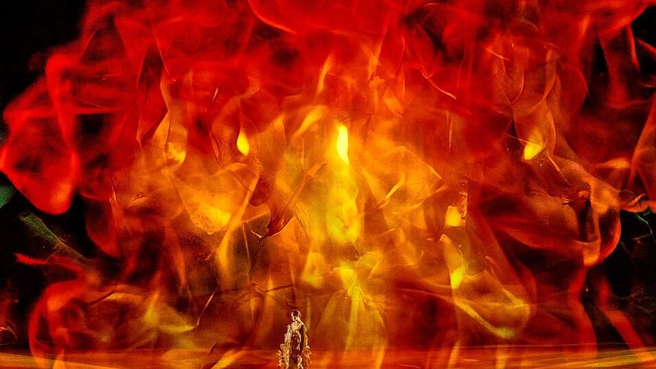 Die KI setzt die Bayreuther B&uuml;hne in Flammen.