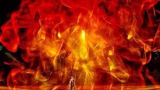 Die KI setzt die Bayreuther Bühne in Flammen. Die KI setzt die Bayreuther Bühne in Flammen.