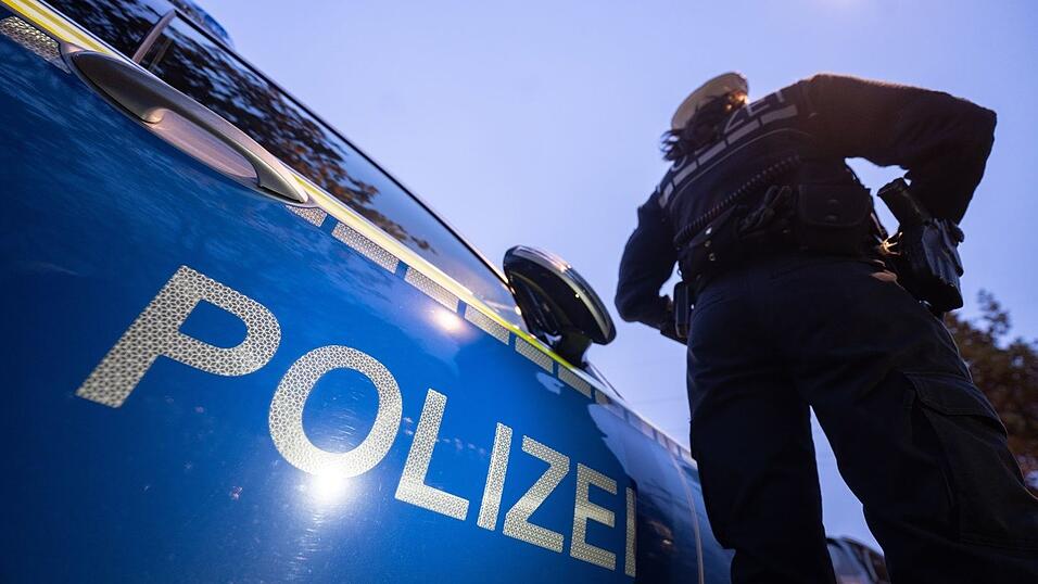 Zwei Polizeibeamte wurden bei der Kontrolle leicht verletzt. (Symbolbild) Zwei Polizeibeamte wurden bei der Kontrolle leicht verletzt. (Symbolbild)