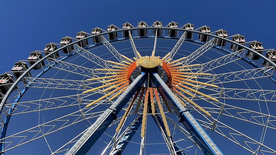 Acht Tage vor Beginn des Gäubodenvolksfestes laufen die Aufbauarbeiten am Festplatz Am Hagen auf Hochtouren. Acht Tage vor Beginn des Gäubodenvolksfestes laufen die Aufbauarbeiten am Festplatz Am Hagen auf Hochtouren.