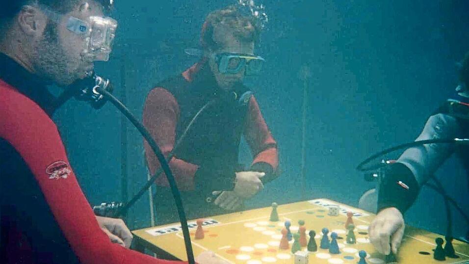 24 Stunden lang spielten Mitglieder der Wasserwacht unter Wasser &bdquo;Mensch &auml;rgere dich nicht&ldquo; und schafften damit einen Eintrag ins Guinnessbuch der Rekorde.