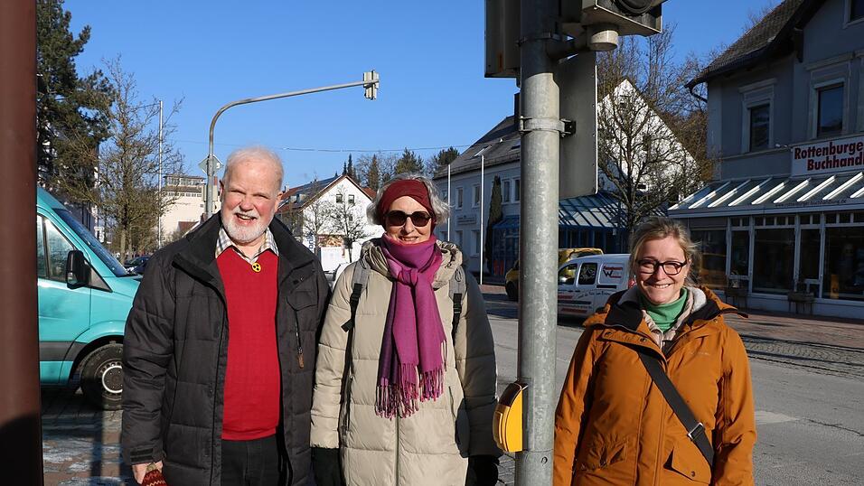 Franz-Adolf Kleinrahm (Mitglied im Seniorenbeirat Rottenburg und im Behindertenbeirat des Landkreises), Ulrike H&uuml;ttl (Vorsitzende des Seniorenbeirats Rottenburg) und Linda Pilz (Behindertenbeauftragte des Landkreises Landshut) vor der Ampel in Rottenburg, an der das Audiosignal f&uuml;r Sehbehinderte funktioniert.