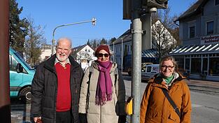 Franz-Adolf Kleinrahm (Mitglied im Seniorenbeirat Rottenburg und im Behindertenbeirat des Landkreises), Ulrike H&uuml;ttl (Vorsitzende des Seniorenbeirats Rottenburg) und Linda Pilz (Behindertenbeauftragte des Landkreises Landshut) vor der Ampel in Rottenburg, an der das Audiosignal f&uuml;r Sehbehinderte funktioniert.