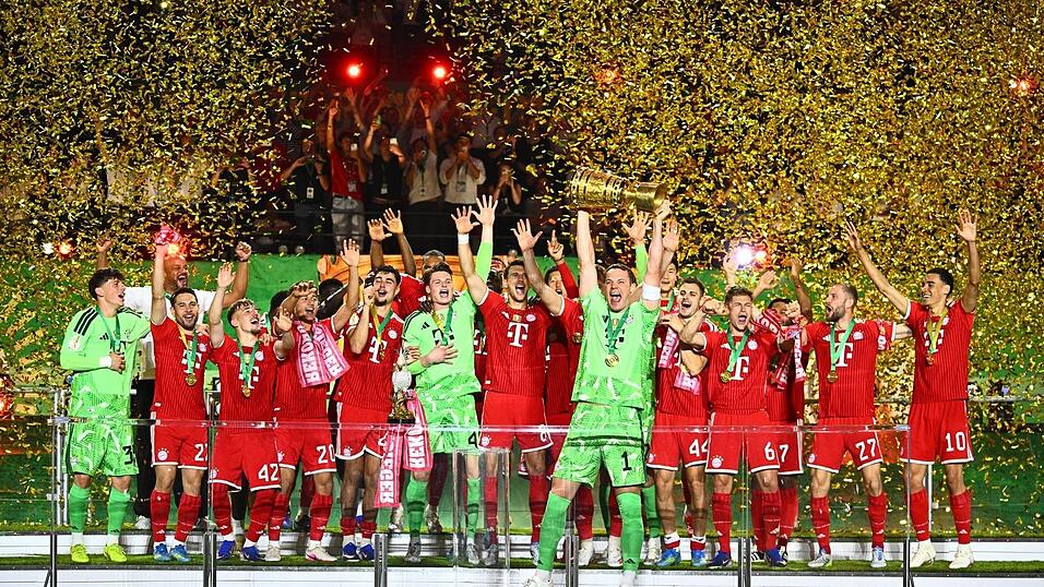 Manuel Neuer stemmt den DFB-Pokal in die H&ouml;he.