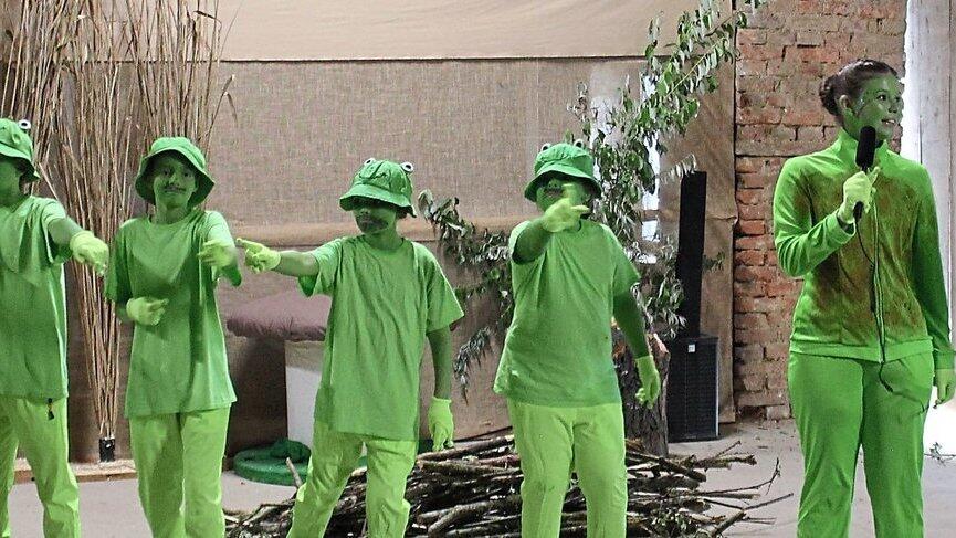 Am Ende singt der Frosch-Chor mit Alma und Jo den groovigen „Froschsong“. Das LSK-Theater feierte mit einer bunten und erfrischenden Inszenierung Premiere des Stücks „Alma Laubfrosch - Großes Abenteuer am Fluss“. Am Ende singt der Frosch-Chor mit Alma und Jo den groovigen „Froschsong“. Das LSK-Theater feierte mit einer bunten und erfrischenden Inszenierung Premiere des Stücks „Alma Laubfrosch - Großes Abenteuer am Fluss“.