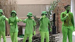 Am Ende singt der Frosch-Chor mit Alma und Jo den groovigen „Froschsong“. Das LSK-Theater feierte mit einer bunten und erfrischenden Inszenierung Premiere des Stücks „Alma Laubfrosch - Großes Abenteuer am Fluss“. Am Ende singt der Frosch-Chor mit Alma und Jo den groovigen „Froschsong“. Das LSK-Theater feierte mit einer bunten und erfrischenden Inszenierung Premiere des Stücks „Alma Laubfrosch - Großes Abenteuer am Fluss“.