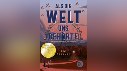 &bdquo;Als die Welt uns geh&ouml;rte: Drei Freunde, zwei Seiten, eine Erinnerung&ldquo;, von Liz Kessler, erschienen bei Fischer Sauerl&auml;nder.