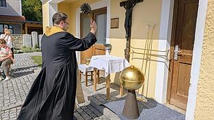 Mit Weihwasser erteilt Dekan Jürgen Josef Eckl den kirchlichen Segen für das neu vergoldete Turmkreuz und die Kugel. Mit Weihwasser erteilt Dekan Jürgen Josef Eckl den kirchlichen Segen für das neu vergoldete Turmkreuz und die Kugel.