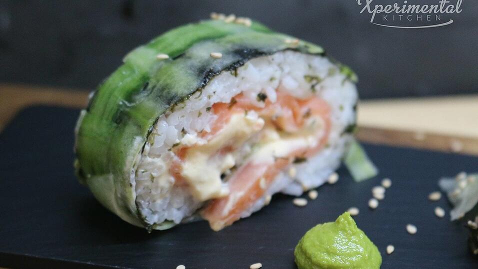 Dieses Sushi-Gericht ist übrigens ein kreatives Experiment. Denn es ist von einheimischen Gurken entwickelt ... sorry, wir meinten umwickelt!