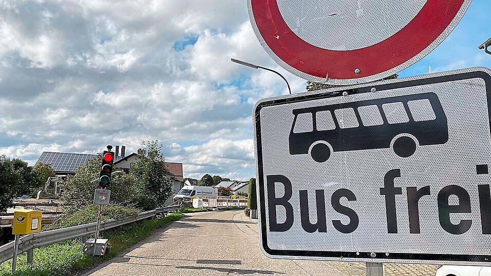 Durchfahrt verboten, Bus frei, so lautet die aktuelle Beschilderung. Nur ein paar Anwohner haben eine Bescheinigung der Gemeinde. Durchfahrt verboten, Bus frei, so lautet die aktuelle Beschilderung. Nur ein paar Anwohner haben eine Bescheinigung der Gemeinde.