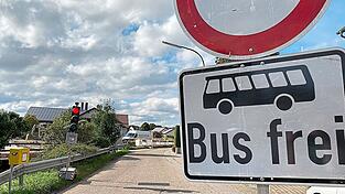Durchfahrt verboten, Bus frei, so lautet die aktuelle Beschilderung. Nur ein paar Anwohner haben eine Bescheinigung der Gemeinde.