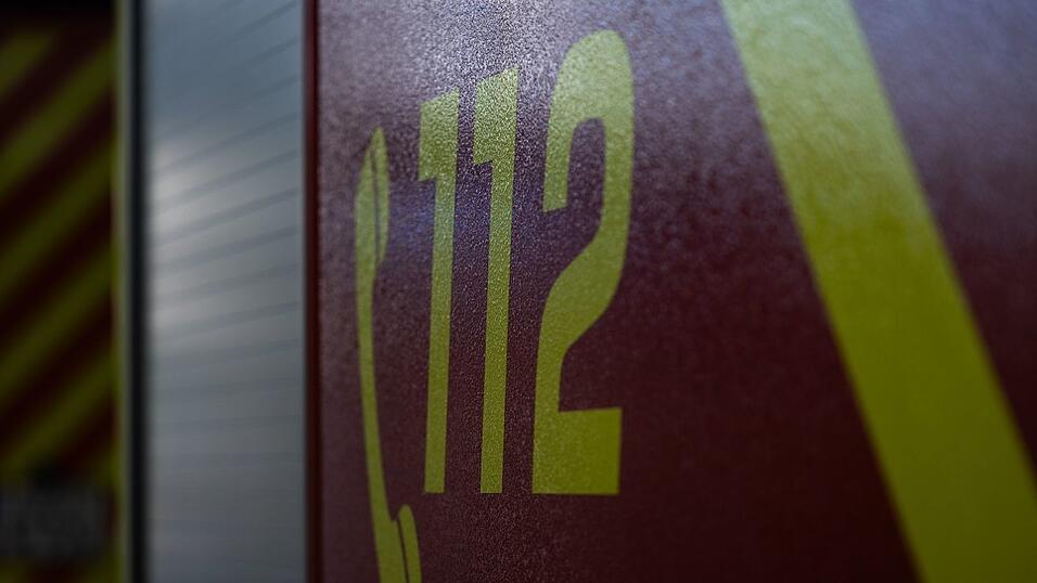 Die Feuerwehr rückte zu dem Brand aus und war am Morgen noch mit Löscharbeiten beschäftigt. (Symbolbild) Die Feuerwehr rückte zu dem Brand aus und war am Morgen noch mit Löscharbeiten beschäftigt. (Symbolbild)