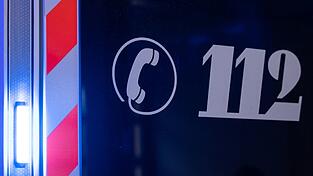 Die Feuerwehr hat den Schwerverletzten aus seinem deformierten Auto befreit. (Symbolbild)