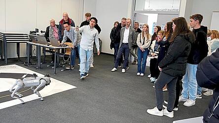 Der Hunderoboter begeistert die Gäste mit allerlei Kunststückchen. Der Gewinner einer Tombola darf ihm einen Namen geben.