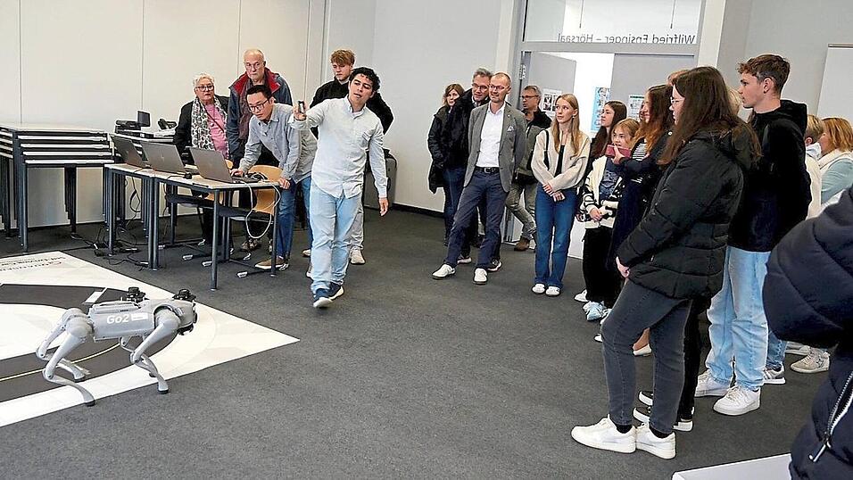 Der Hunderoboter begeistert die G&auml;ste mit allerlei Kunstst&uuml;ckchen. Der Gewinner einer Tombola darf ihm einen Namen geben.