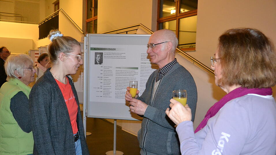 In persönlichen Gesprächen vertiefte Paulsen die Eindrücke über die in der Präsentation vorgestellten Personen und ihre ganz unterschiedlichen Lebensläufe. In persönlichen Gesprächen vertiefte Paulsen die Eindrücke über die in der Präsentation vorgestellten Personen und ihre ganz unterschiedlichen Lebensläufe.