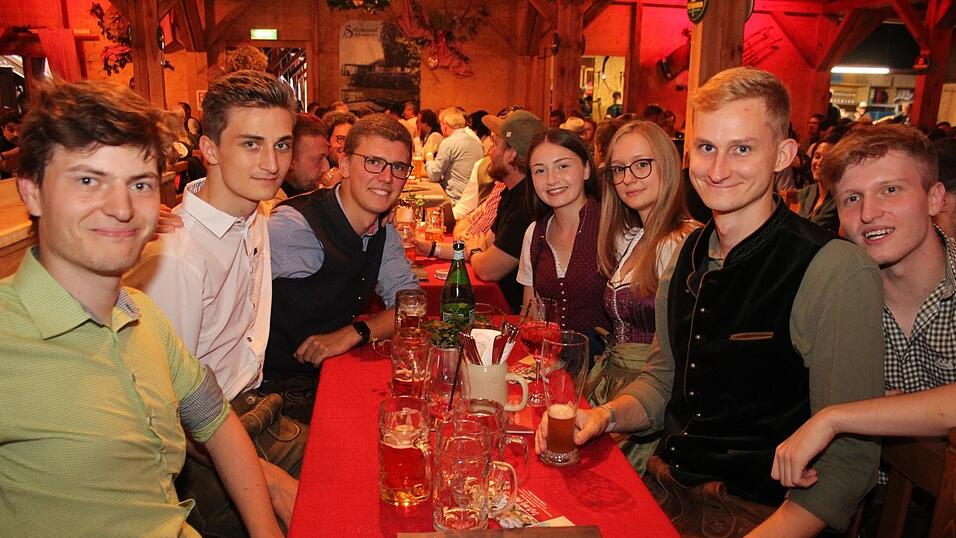 Viele Landshuter feierten am Freitagabend auf der Bartlmädult. Viele Landshuter feierten am Freitagabend auf der Bartlmädult.