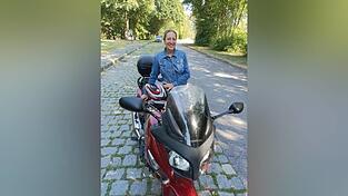 Carina Weibhauser auf ihrem Motorrad. Wieder fahren zu können, war ihr größter Wunsch. Bei ihrem Abnehmprozess half ihr eine Selbsthilfegruppe.