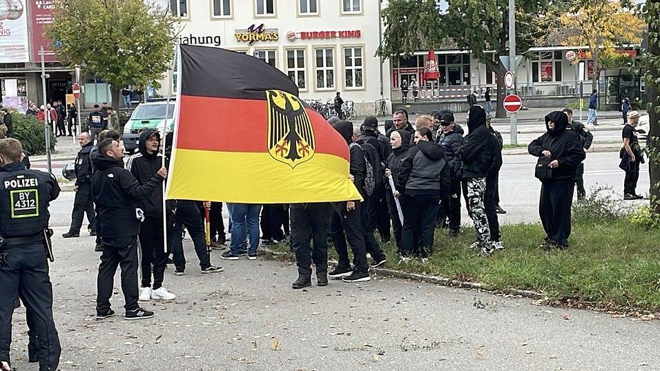 Am 28. September findet in Landshut der sechste CSD statt, zu dem bisher laut Polizeiangaben rund 50 rechtsextreme Gegendemonstranten erschienen sind. Über 200 Polizeibeamte sind vor Ort, um für Sicherheit zu sorgen.