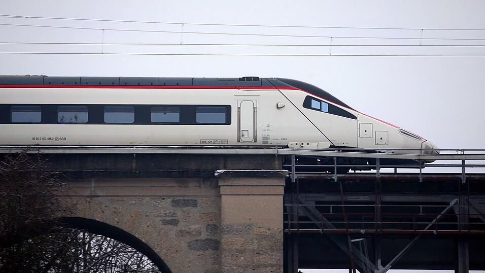 Für rund 220 Fahrgäste endet die Reise vorzeitig. (Symbolbild) Für rund 220 Fahrgäste endet die Reise vorzeitig. (Symbolbild)