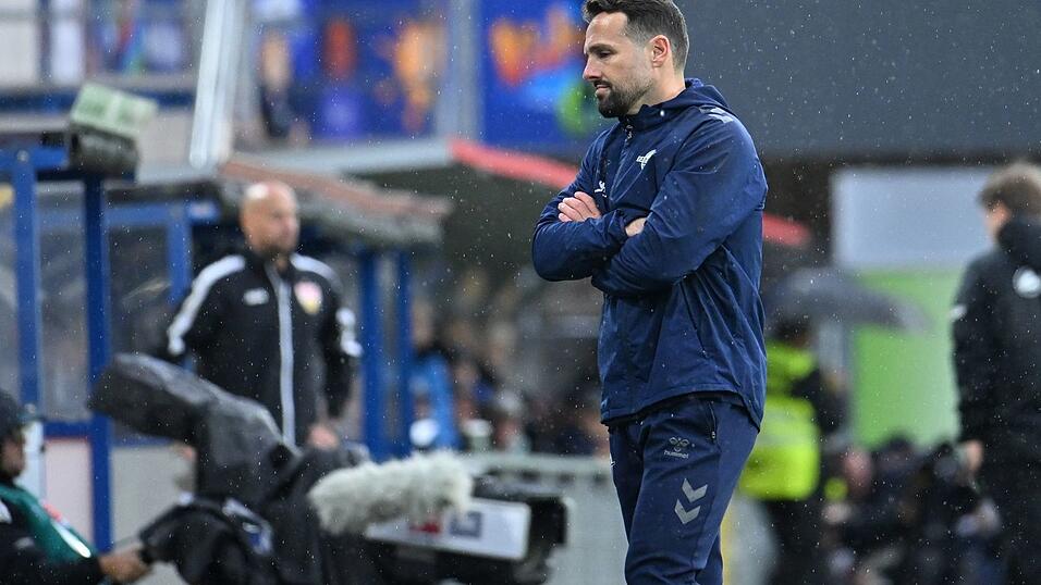 Paderborns Trainer Ralf Kettemann konnte mit der Leistung seines Teams nicht zufrieden sein. Paderborns Trainer Ralf Kettemann konnte mit der Leistung seines Teams nicht zufrieden sein.
