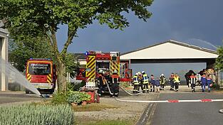 Neun Feuerwehren waren an der Großübung beteiligt. Neun Feuerwehren waren an der Großübung beteiligt.