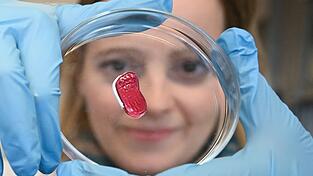 Petra Kluger, Projektleiterin an der Hochschule für angewandte Chemie in Reutlingen, mit einem Stück künstliches Fleisch.