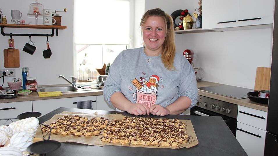 Weihnachtspulli, Weihnachtsohrringe, Weihnachtsdeko: Monika Nagl ist bekennender Weihnachtsfan. Im Sommer hat sie die Show 'Das gro&szlig;e Backen' gewonnen. Was sie dagegen eher nicht mag: Pl&auml;tzchen backen.