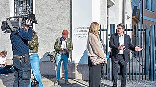 Landgerichtssprecher Uli Hübner (r.) teilt den Anwesenden mit, dass der Prozess um den gewaltsamen Tod einer 19-jährigen Bestatterin abgesetzt sei.