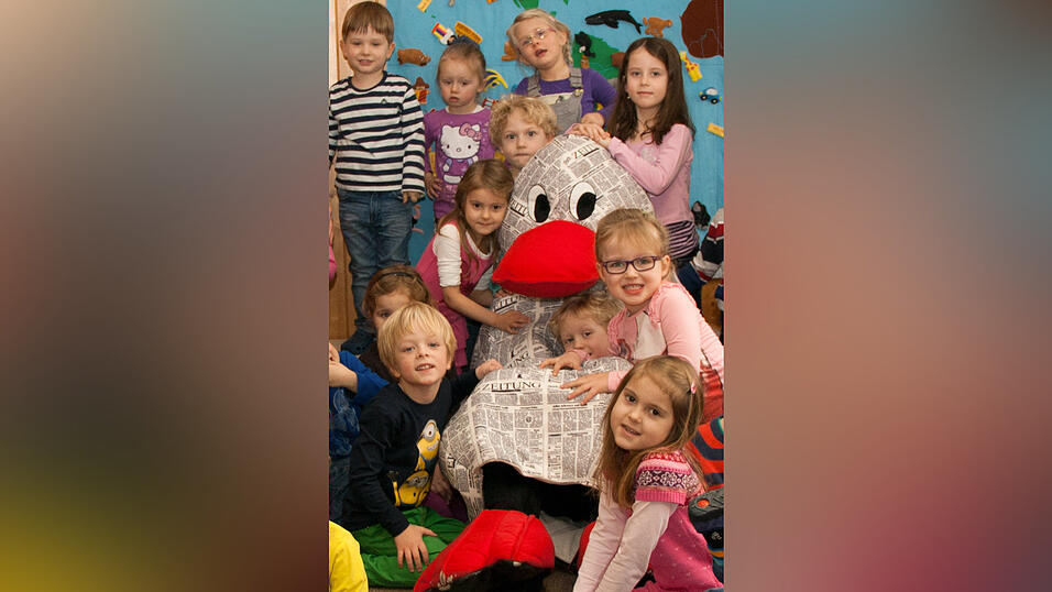 20 Kindergartenkinder des Städtischen Kindergartens in Sossau testen Anfang Januar für drei Wochen ein besonderes Projekt der Mediengruppe Straubinger Tagblatt//Landshuter Zeitung. Nach dem Zeitungsprojekt in Schulen starten die Redakteure der Jugend- und Schulredaktion das Pilotprojekt 'Zeitung im Kindergarten'. Besonderes Highlight: Zeitungsmaskottchen Paula Print. 20 Kindergartenkinder des Städtischen Kindergartens in Sossau testen Anfang Januar für drei Wochen ein besonderes Projekt der Mediengruppe Straubinger Tagblatt//Landshuter Zeitung. Nach dem Zeitungsprojekt in Schulen starten die Redakteure der Jugend- und Schulredaktion das Pilotprojekt 'Zeitung im Kindergarten'. Besonderes Highlight: Zeitungsmaskottchen Paula Print.