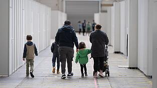 Flüchtlinge mit eingeschränktem Schutzstatus dürfen derzeit keine Familienangehörigen zu sich nach Deutschland holen. (Symbolbild) Flüchtlinge mit eingeschränktem Schutzstatus dürfen derzeit keine Familienangehörigen zu sich nach Deutschland holen. (Symbolbild)