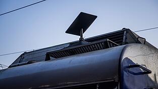 Starlink-Antennen bieten Internet-Zugang ohne Infrastruktur und wird damit im Ukraine-Krieg von beiden Konfliktparteien genutzt. (Symbolbild)