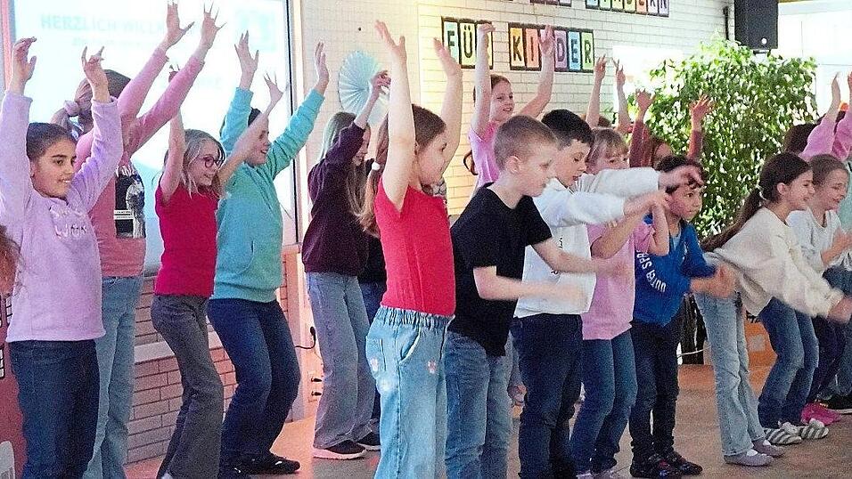 „Oben gute Laune, unten gute Laune“ zeigten Schülerinnen und Schüler der ersten bis vierten Klassen. „Oben gute Laune, unten gute Laune“ zeigten Schülerinnen und Schüler der ersten bis vierten Klassen.