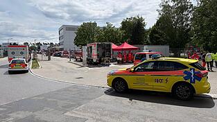 Feuerwehr und Rettungsdienste waren mit einem Gro&szlig;aufgebot im Einsatz.