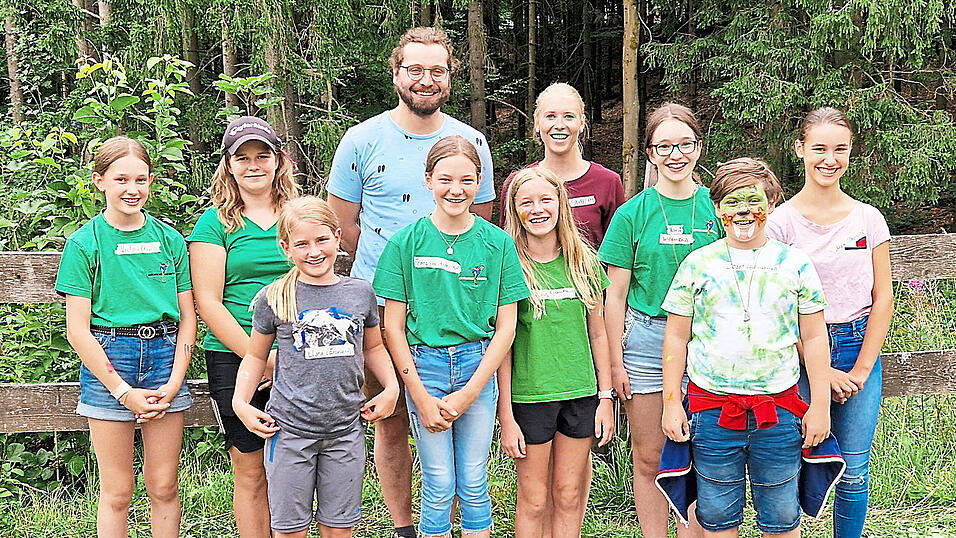 Die acht Hauptdarsteller Anna, Franziska, Maja, Victoria, Valerie, Antonia, Clara und Josef zusammen mit dem großen Ritterpaar Steffi und Simon. Die acht Hauptdarsteller Anna, Franziska, Maja, Victoria, Valerie, Antonia, Clara und Josef zusammen mit dem großen Ritterpaar Steffi und Simon.