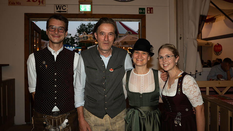 Die Partybilder vom Mittwoch, 12. August, aus dem Festzelt Greindl. Die Partybilder vom Mittwoch, 12. August, aus dem Festzelt Greindl.
