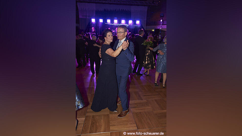 Die Metzgerzunft hat am Samstagabend in die Joseph-von-Fraunhofer-Halle eingeladen. Die Metzgerzunft hat am Samstagabend in die Joseph-von-Fraunhofer-Halle eingeladen.