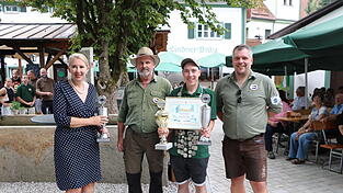 Tobias Fleischmann (2. v. r.) wurde neuer Fischerk&ouml;nig. Dritte B&uuml;rgermeisterin Carola H&ouml;cherl-Neubauer &uuml;berreichte ihm den Wanderpokal. Mit im Bild erster Vorsitzender Thomas Kybelksties (r.) und &bdquo;Vize&ldquo; Wolfgang Gogei&szlig;l.