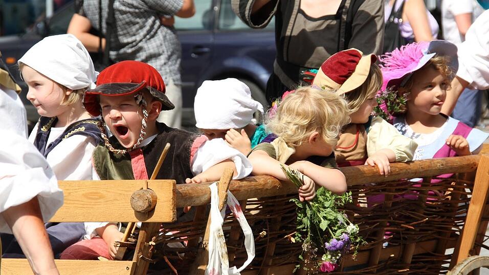 Die schönsten Augenblicke des historischen Drachenstich-Festzuges 2016. Die schönsten Augenblicke des historischen Drachenstich-Festzuges 2016.