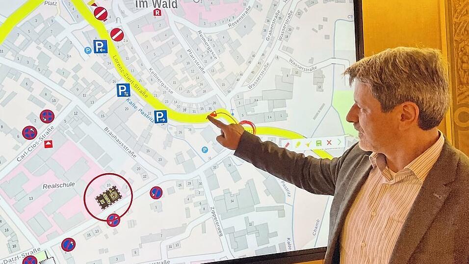 Bürgermeister Sandro Bauer erläuterte an einem Smartboard die Nachbesserungen, welche die Stadtverwaltung im Zuge des Probebetriebs bereits veranlasst hat. Bürgermeister Sandro Bauer erläuterte an einem Smartboard die Nachbesserungen, welche die Stadtverwaltung im Zuge des Probebetriebs bereits veranlasst hat.