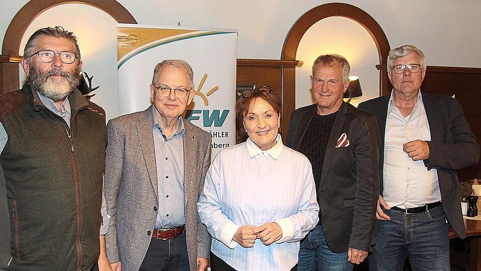 Wahlleiter Rainer Mehringer (r.) mit der Vorstandschaft (v.l.): Franz Ganslmaier, Manfred Ranft, Heike Kronseder und Josef Schöngruber.