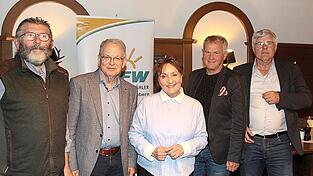 Wahlleiter Rainer Mehringer (r.) mit der Vorstandschaft (v.l.): Franz Ganslmaier, Manfred Ranft, Heike Kronseder und Josef Schöngruber.