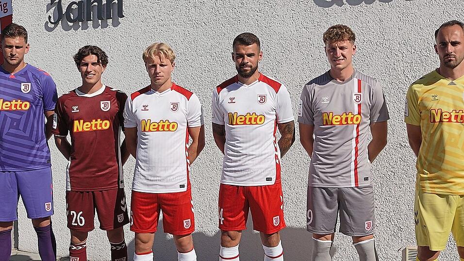 Elemente der Jahn-Heimspielstätte zieren den gesamten neuen Trikotsatz. Elemente der Jahn-Heimspielstätte zieren den gesamten neuen Trikotsatz.