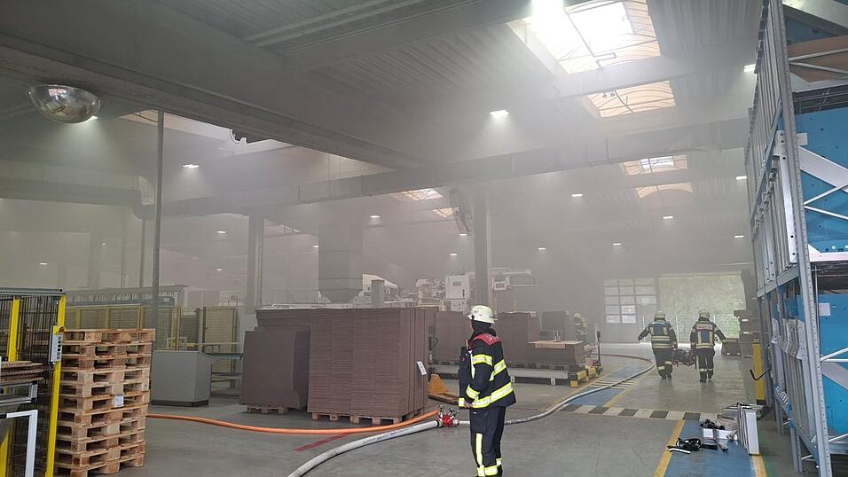 Ein Gro&szlig;aufgebot der Feuerwehr r&uuml;ckte am Mittwochvormittag zu einem Brand in einem Zwieseler Industriebetrieb aus.