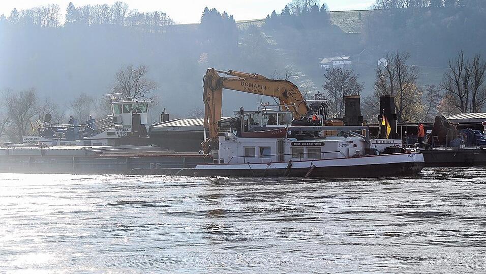 Für mehrere Stunden ging wegen der Bergungsmaßnahmen nichts mehr auf der Donau. Für mehrere Stunden ging wegen der Bergungsmaßnahmen nichts mehr auf der Donau.