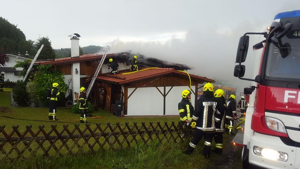 In einem Patersdorfer Ortsteil hat ein Blitz ein Wohnhaus entzündet.