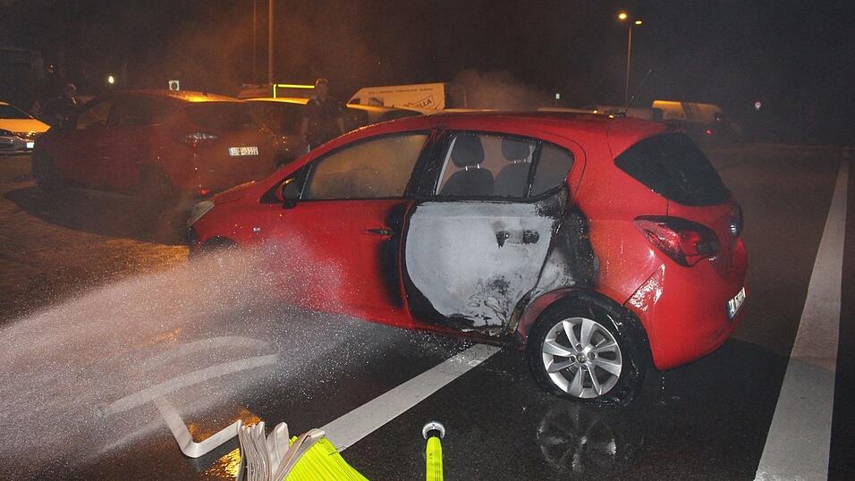 Die Feuerwehr bekämpfte den nächtlichen Fahrzeugbrand mit Löschschaum und verhinderte so ein Übergreifen der Flammen auf die Umgebung. Die Feuerwehr bekämpfte den nächtlichen Fahrzeugbrand mit Löschschaum und verhinderte so ein Übergreifen der Flammen auf die Umgebung.