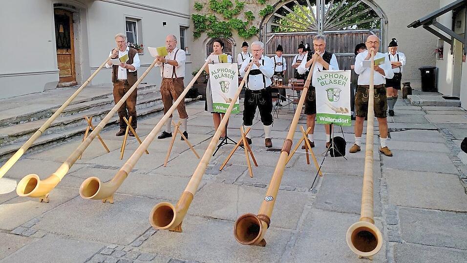 Die Tracht geh&ouml;rt - wie hier in Hengersberg - fest zum Auftritt der Wallersdorfer Alphornbl&auml;ser.